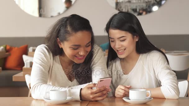 Dos chicos se unen a dos chicas en el café
 - Metraje, vídeo
