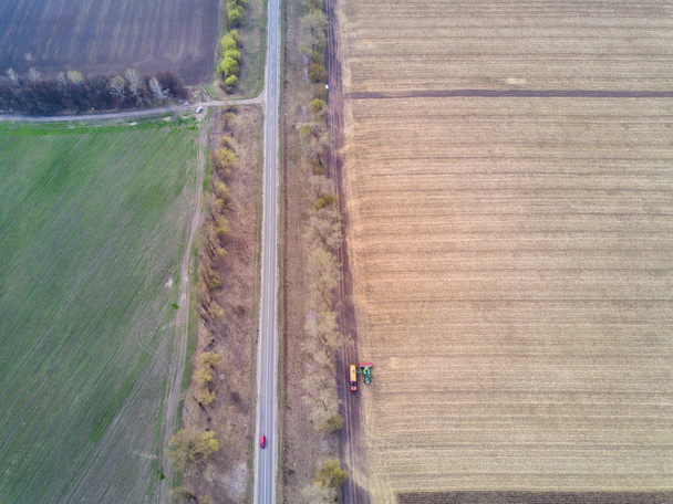 сельскохозяйственное поле, вид с воздуха
 - Фото, изображение