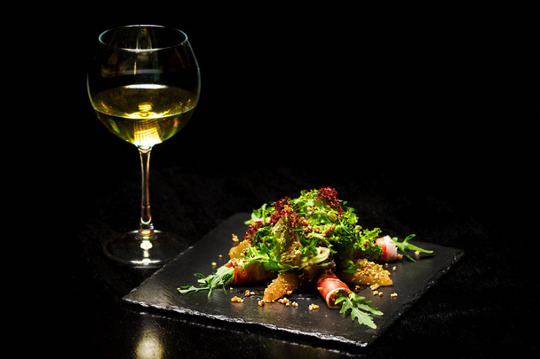 Salad with prosciutto and glass of wine. - Fotoğraf, Görsel