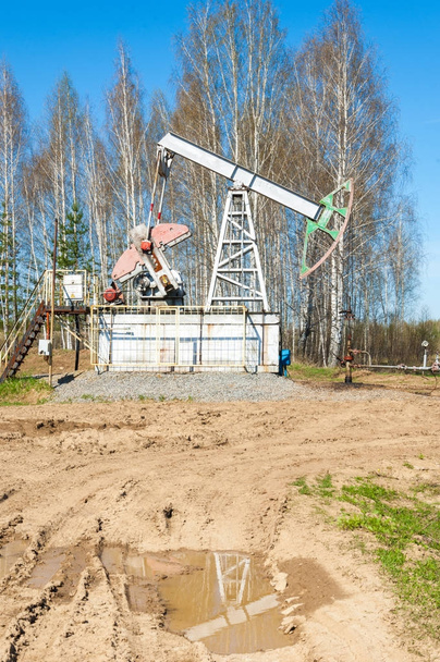 Ölpumpen. Ausrüstung der Ölindustrie. Ölpumpe Ölplattform Energie Industriemaschine für Erdöl Rohöl - Foto, Bild