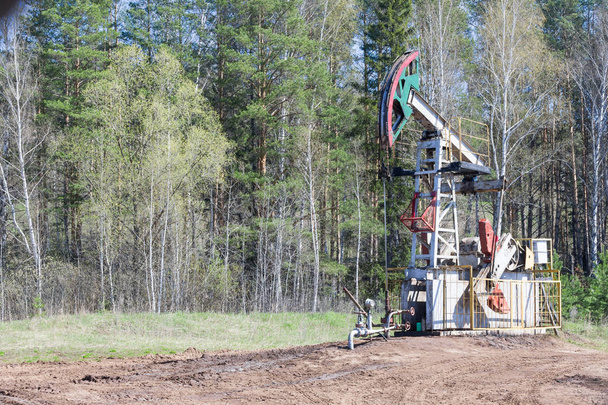 Ölpumpen. Ausrüstung der Ölindustrie. Ölpumpe Ölplattform Energie Industriemaschine für Erdöl Rohöl - Foto, Bild