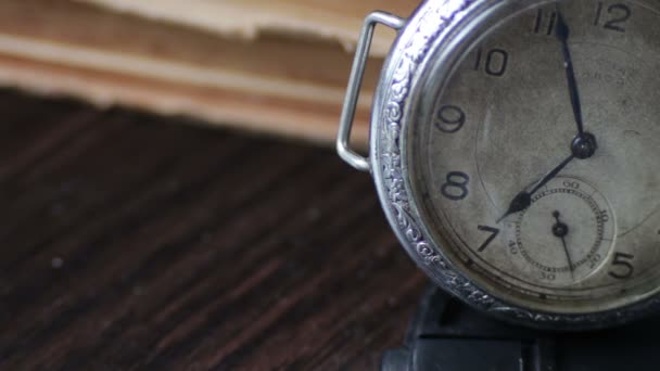 Vintage orologio da tasca accanto al vecchio libro sbiadito
, - Filmati, video