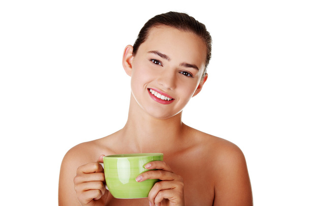 Young woman drinking from big mug - Foto, afbeelding