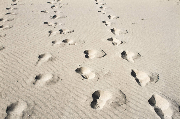 Latem słońce niebieski niebo ocean piasek pustynia footprints - Zdjęcie, obraz