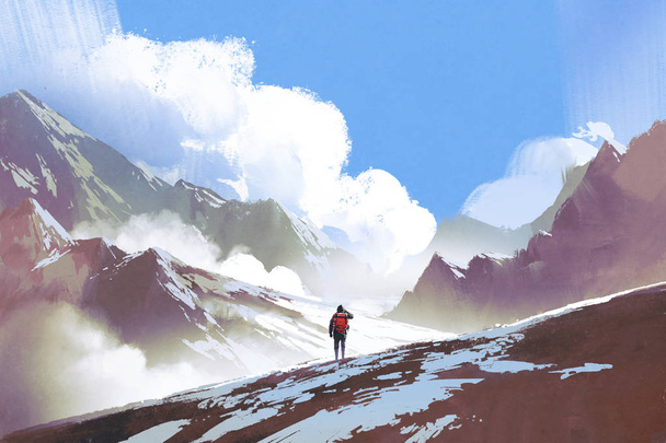 wandelaar met rugzak op zoek naar bergen - Foto, afbeelding