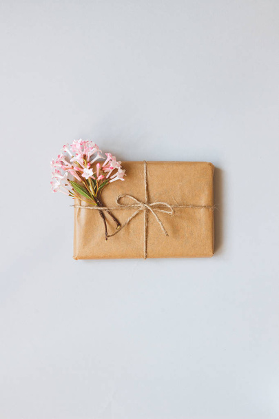 Симпатична подарункова коробка, загорнута ремісничим папером та видом зверху
 - Фото, зображення