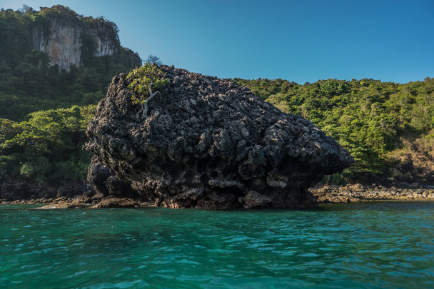 Kalkstein rund um die Insel Phi Phi bei sonnigem Sommertag - Foto, Bild