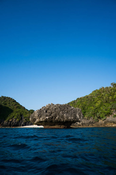 Ασβεστόλιθου γύρω από το νησί Phi Phi κατά τη διάρκεια της ηλιόλουστης θερινής ημέρας - Φωτογραφία, εικόνα