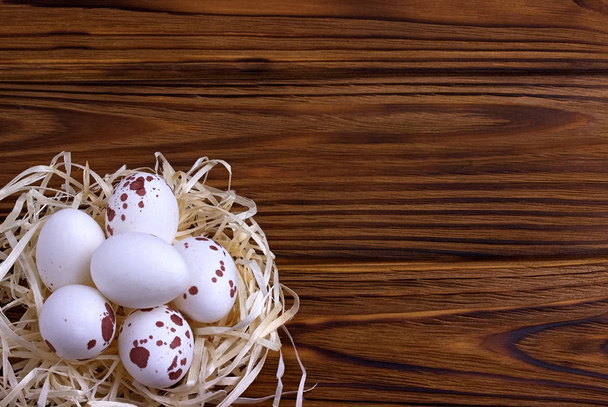 Decoração de Páscoa, ovos de Páscoa no ninho em fundo de madeira marrom
. - Foto, Imagem