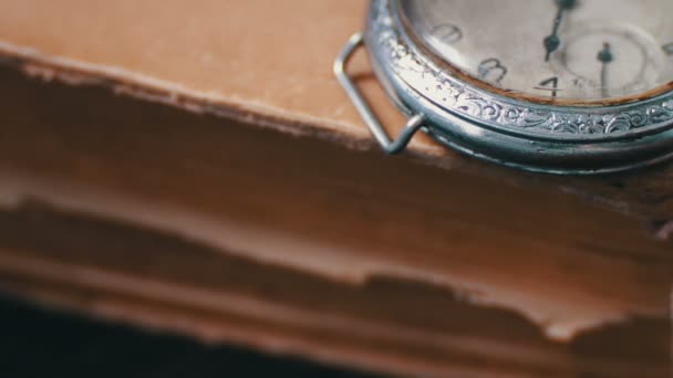 Vintage αντικών τσέπης ρολόι στο παρασκήνιο από τα παλιά βιβλία. - Πλάνα, βίντεο