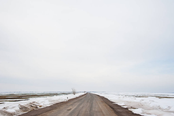 Estrada solitária na zona rural dia de inverno
 - Foto, Imagem