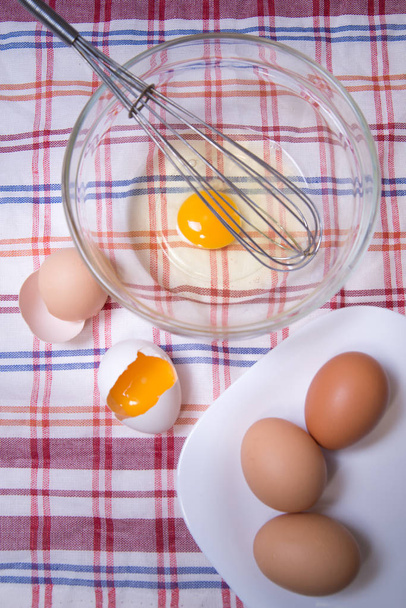 Cocinar huevos revueltos en la cocina
 - Foto, Imagen