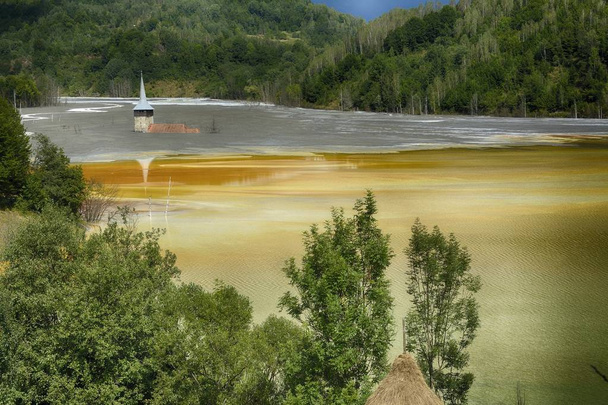 Забруднення озера забрудненою водою із золотої шахти
 - Фото, зображення
