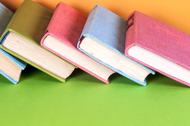 Set di libri colorati su sfondo colorato brillante. Ritorno a scuola
 - Foto, immagini