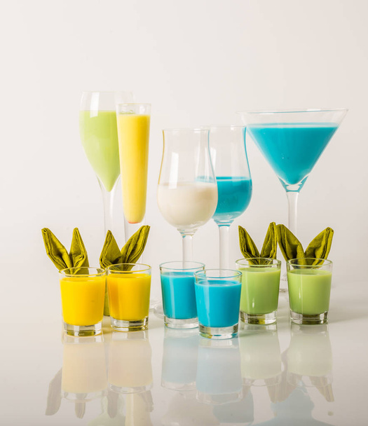 Bebidas coloridas a base de licores de leche, colores pastel únicos de
  - Foto, imagen