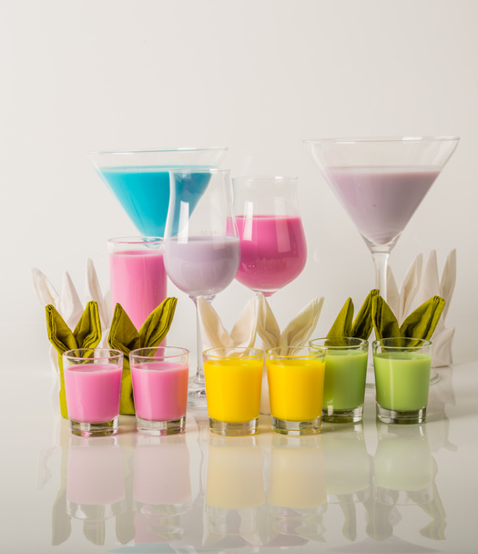 Красочные напитки на основе молочных ликеров, уникальные пастельные цвета
  - Фото, изображение