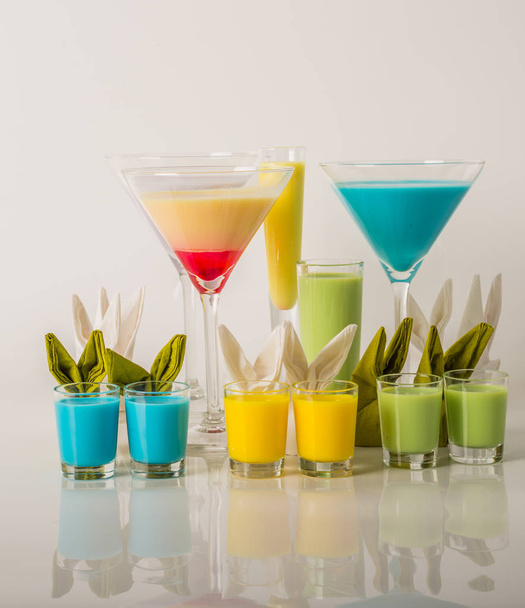 Színes italok, tej likőrök, egyedi pasztell színek alapján  - Fotó, kép