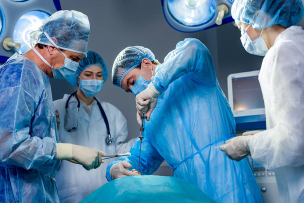 Γιατρών που εργάζονται με ιατρικά όργανα - Φωτογραφία, εικόνα