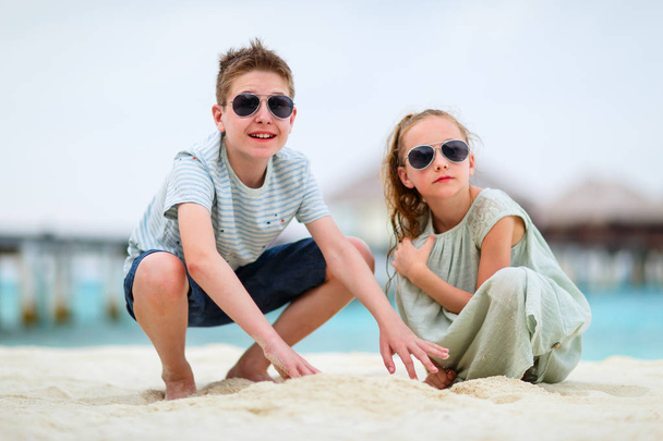 Çocuklar eğleniyor kumsalda - Fotoğraf, Görsel