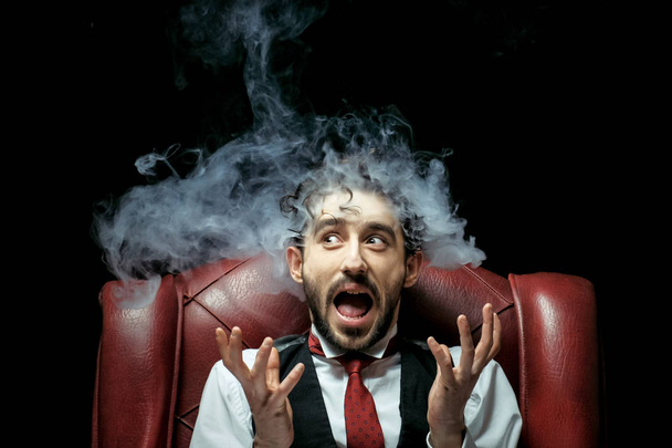τόνισε επιχειρηματίας με τον καπνό που βγαίνει από τα αυτιά του - Φωτογραφία, εικόνα
