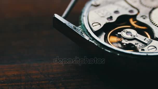 Mecanismo de engranajes de reloj, sobre un fondo de madera con estilo
 - Imágenes, Vídeo