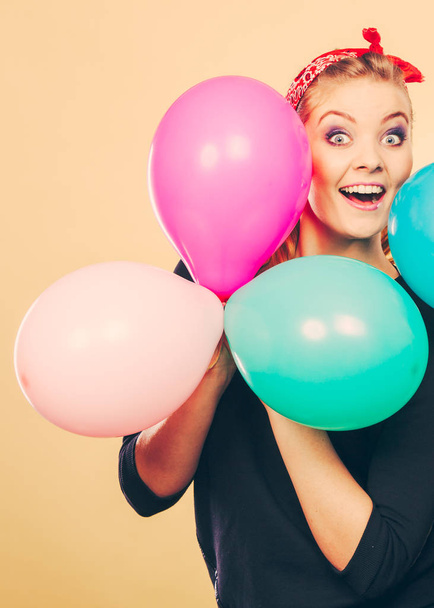 Smiling crazy girl having fun with balloons. - Fotoğraf, Görsel