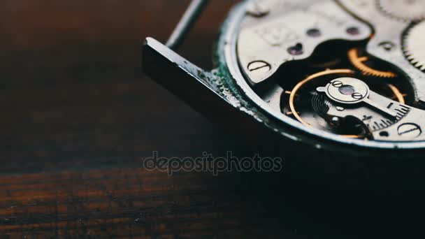 Gears uurwerkmechanisme, op een stijlvolle houten achtergrond - Video