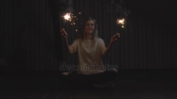 sparklers in hands of young pretty girl. slow motion - Metraje, vídeo