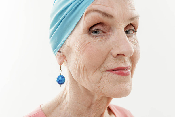 Elegant mature lady wearing stylish turban - Fotografie, Obrázek