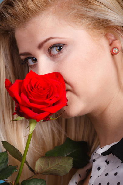 Gorgeous woman holding red rose flower. - Foto, Bild