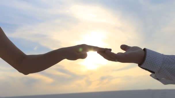 Joven pareja sosteniendo las manos - Metraje, vídeo