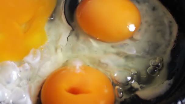 Przygotowując jajecznicą z bliska na gorącej patelni - Materiał filmowy, wideo