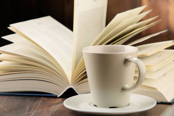 Composition avec livres et tasse de café
 - Photo, image