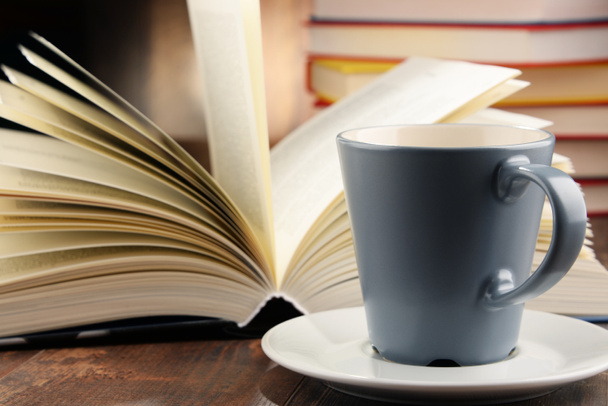 Composición con libros y taza de café
 - Foto, Imagen