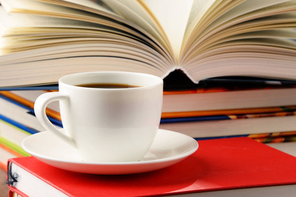 samenstelling met boeken en kopje koffie - Foto, afbeelding