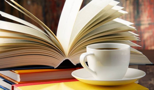 samenstelling met boeken en kopje koffie - Foto, afbeelding
