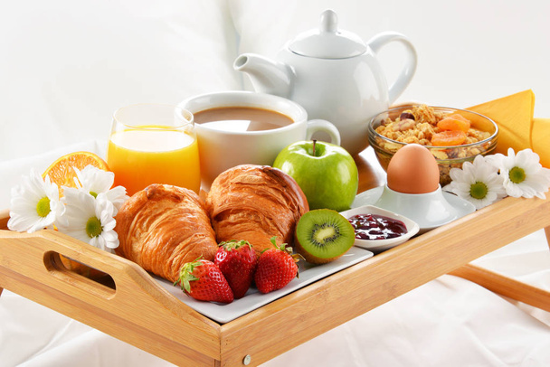Поднос для завтрака в номере отеля
 - Фото, изображение