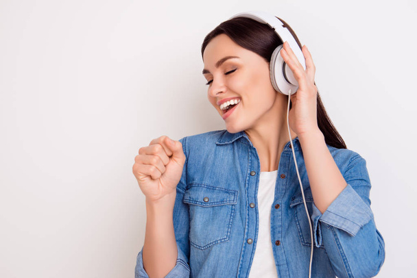 Portrait of smiling young pretty woman enjoying music with headp - Foto, Imagen