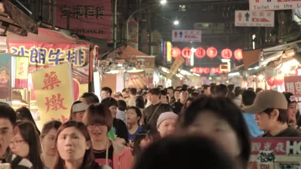 TAIPEI, TAIWAN - 10 de abril: As pessoas visitam Tonghua Night Market em 10 de abril de 2017 em Taipei, Taiwan. O Tonghua Night Market é uma das noites mais antigas e populares  - Filmagem, Vídeo