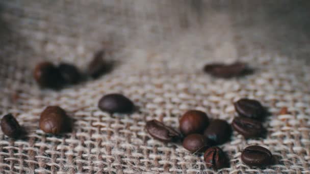 Coffee bean vallen fotograferen in de macro - Video