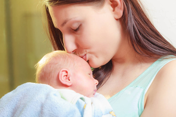Matka drží její novorozené miminko - Fotografie, Obrázek