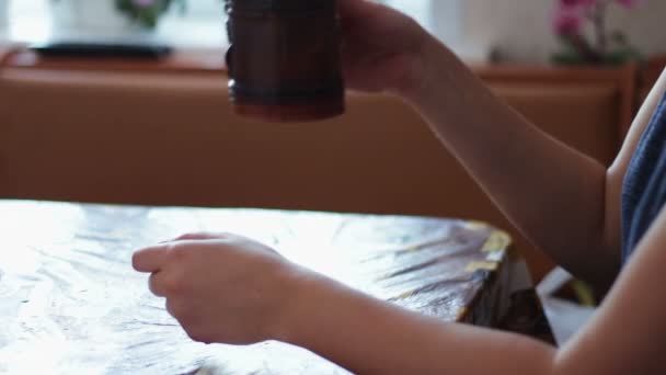 Egy lány egy reggelen, amely a gőzölgő italok - Felvétel, videó