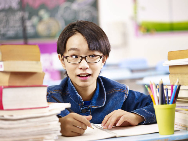 carino asiatico elementare scuola ragazzo
 - Foto, immagini