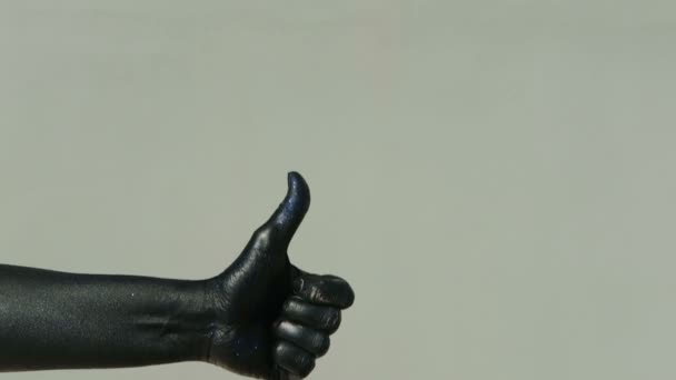Мім з чорною рукою показує піднятий великий палець на витягнутій руці
 - Кадри, відео