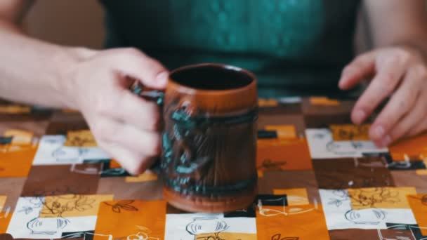 ο άνθρωπος πίνει καφέ το πρωί σε μια κουζίνα στο σπίτι - Πλάνα, βίντεο