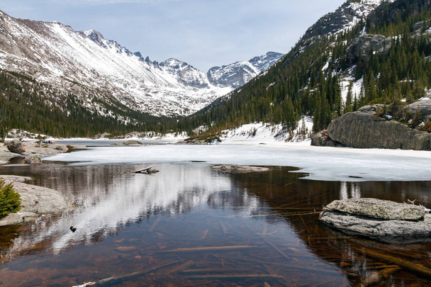 Frozen Winter Lake in the Colorado Mountains - Foto, imagen