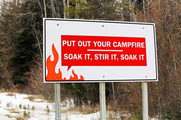 Υπενθύμιση σχετικά με την κατάσβεση campfire σημάδι - Φωτογραφία, εικόνα