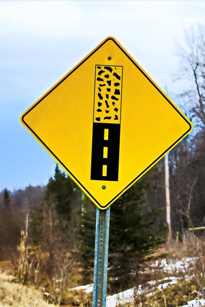 舗装が終わるバック道路の警告サイン - 写真・画像