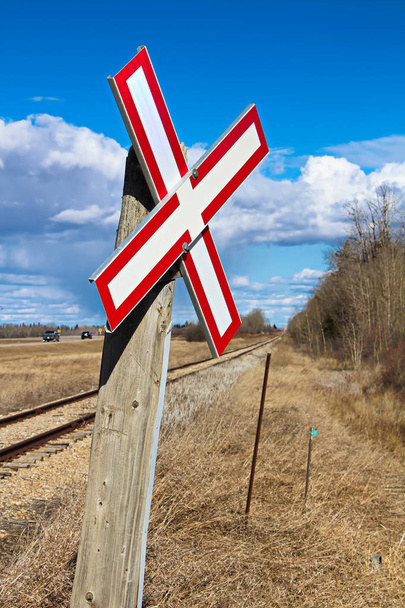 Σημάδι διέλευση σιδηρόδρομου χαλίκι δρόμο - Φωτογραφία, εικόνα