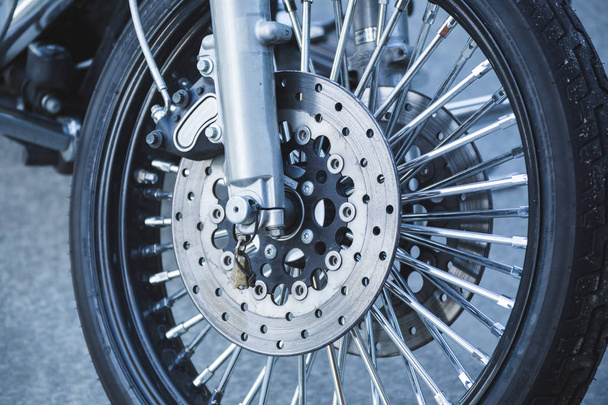 Rueda, neumático y montaje frontal de la motocicleta
 - Foto, Imagen